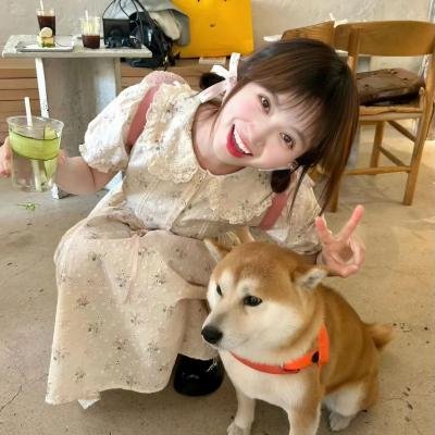 玻璃橱窗中的姑娘
